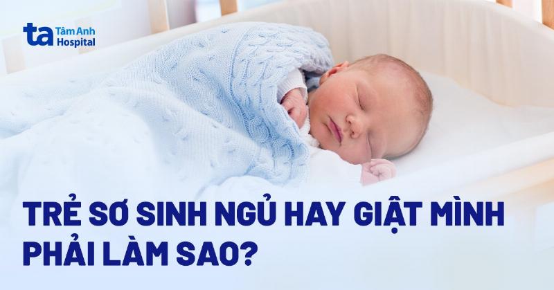 Trẻ sơ sinh vặn mình khi tập vận động