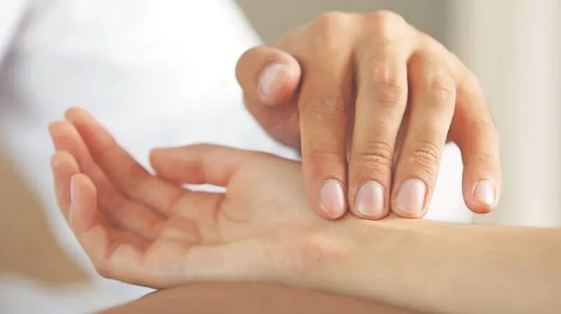 Bắt mạch để nhận biết mang thai