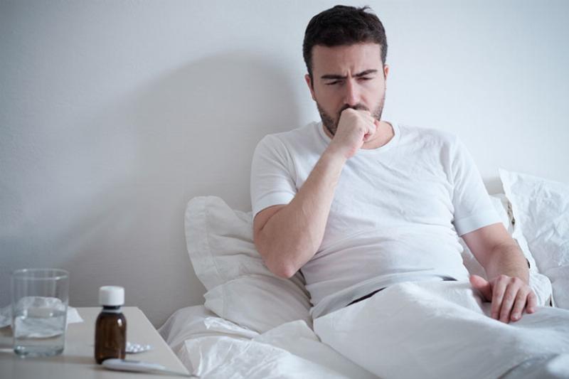 Cách trị ho có đờm tại nhà: Uống nước ấm