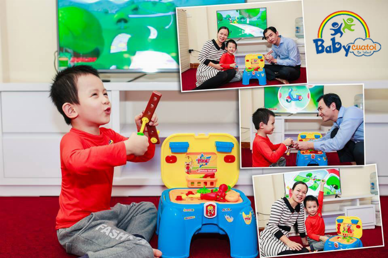 Cha mẹ chơi với bé