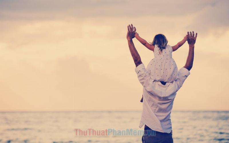 Cha ôm con gái trên bãi biển