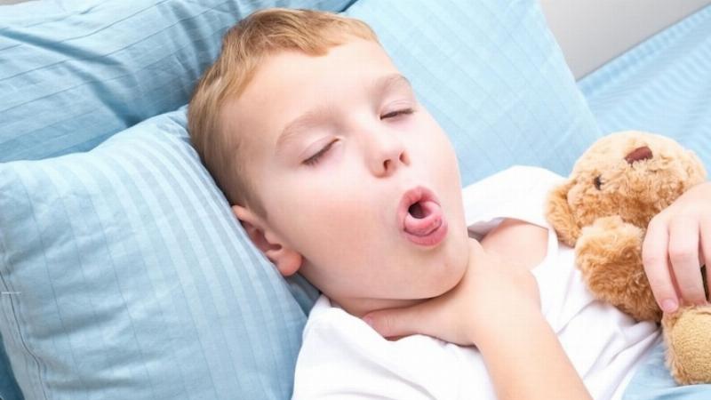 Mật ong và chanh trị ho cho bé