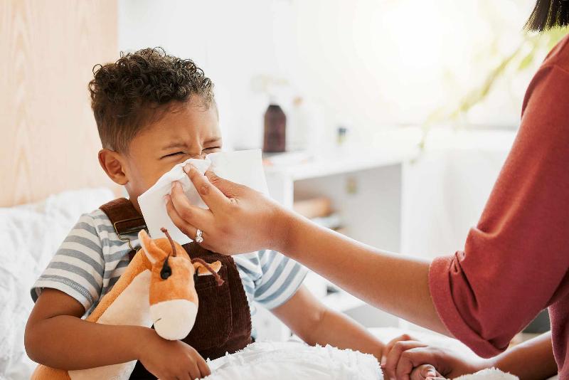 Vệ sinh mũi cho trẻ bằng nước muối sinh lý