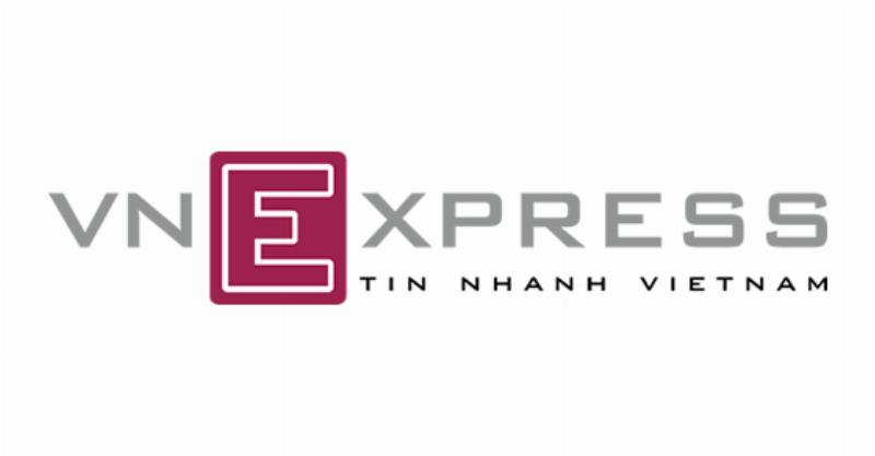 Ba mẹ ôm con gái yêu thương