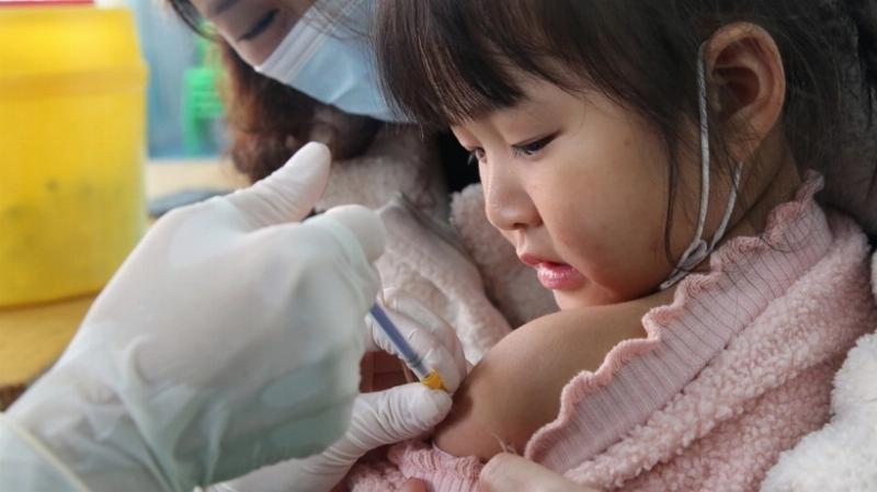 Bé bị sốt cao kèm theo tiêu chảy