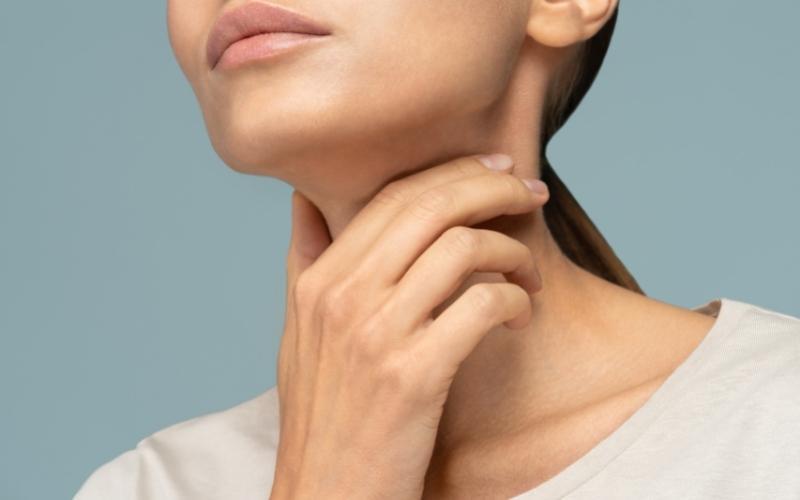 Cảm nhận mạch đập ở cổ