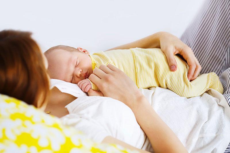 Cho con bú thường xuyên giúp đẩy sản dịch