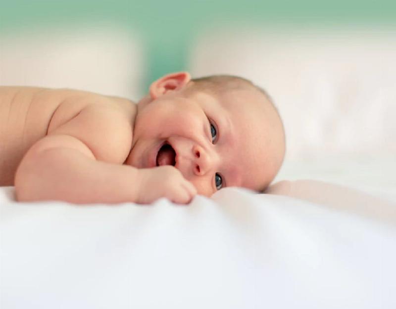 Đồ chơi phát triển thị giác cho trẻ sơ sinh: di động, thẻ đen trắng