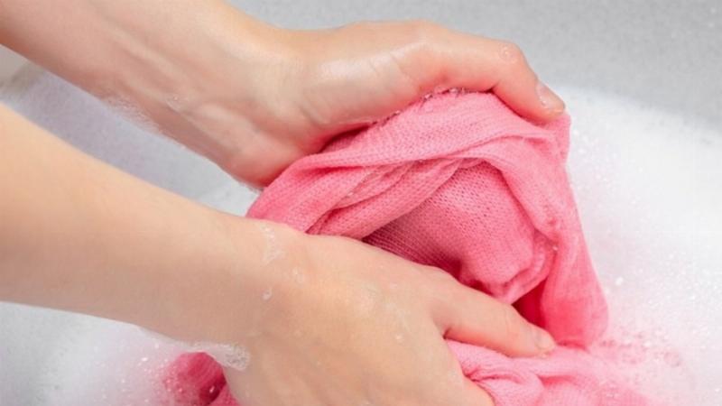 Mẹ bỉm sữa giặt quần áo sau sinh