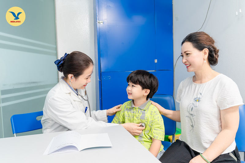 Khám dinh dưỡng cho bé biếng ăn
