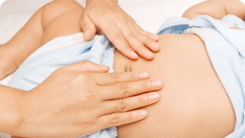 Massage bụng cho trẻ sơ sinh giảm sôi bụng