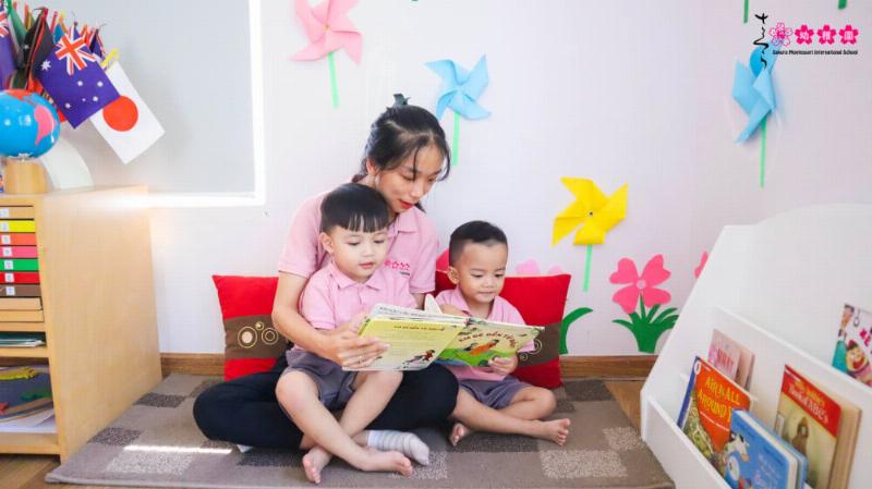 Mẹ đọc thơ cho bé ngủ