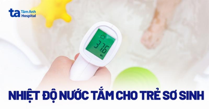 Tắm nước ấm cho bé