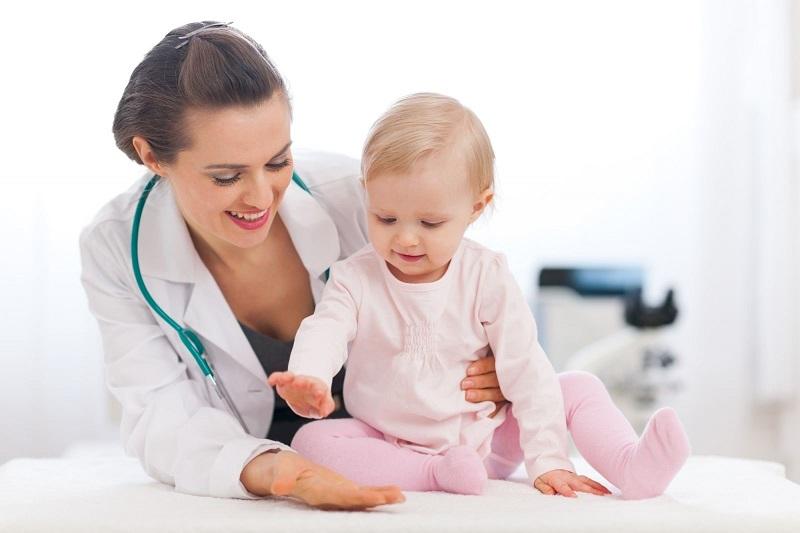 Theo dõi sức khỏe định kỳ cho bé