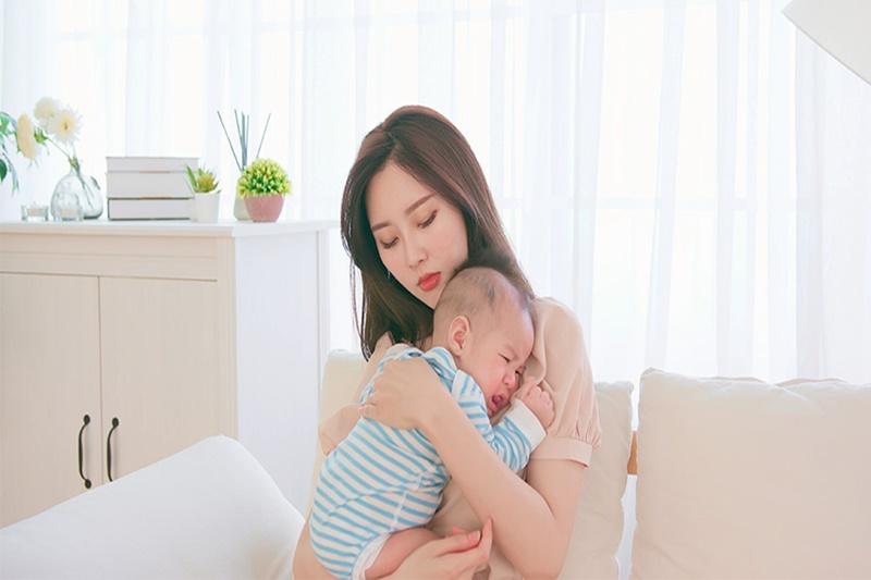 Bé Khóc Trong Tuần Khủng Hoảng