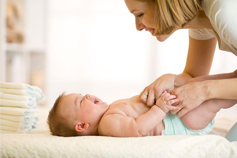 Vệ sinh sạch sẽ cho bé sau mỗi lần đi ngoài